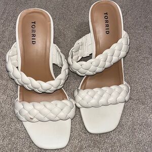 White heels 11W
